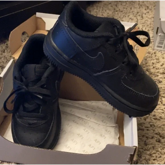 Boys Nike Air Forces - Picture 1 of 3